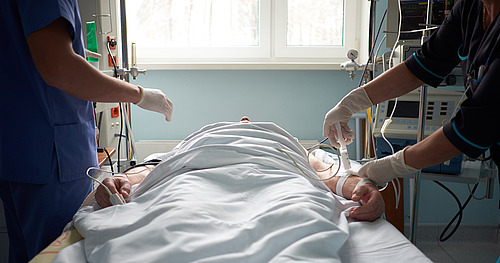 Ein Patient wird auf der Intensivstation versorgt
