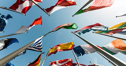 europäische Fahnen wehen im Wind