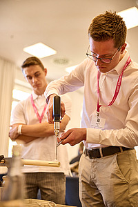 Tag der Studierenden O&U Baden-Baden 2025 © Intercongress GmbH / T. Tanzyna Studierende üben ihr handwerkliches Können