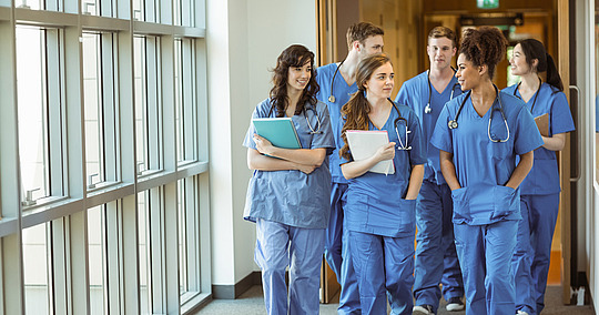 Medizinstudierende laufen auf dem Krankenhausflur