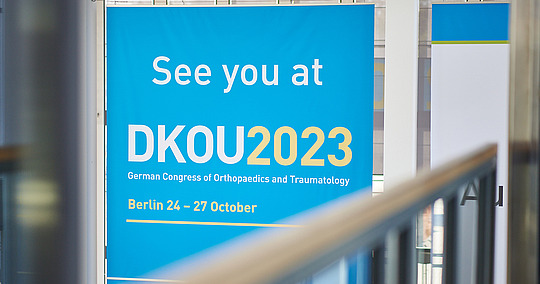 DKOU 2022 mit Banner für DKOU 2023