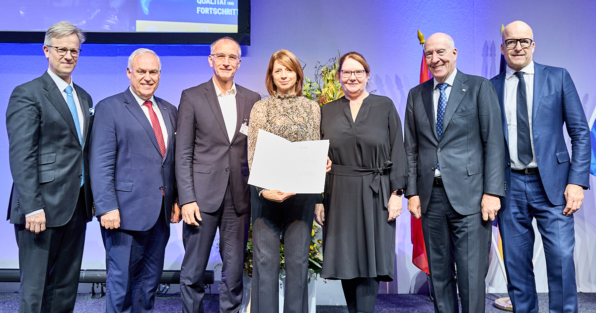 Dr. rer. biol. hum. Sandra Kus (Mitte) erhält den Preis zur Förderung der Rehabilitationsforschung 2023 der DGOU © Intercongress Verleihung des Preises zur Förderung der Rehabilitationsforschung 2023 der DGOU