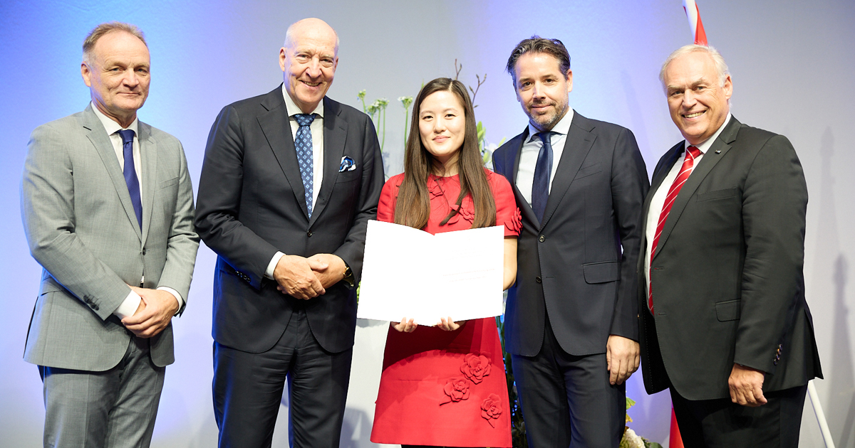 Dr. Tu-Lan Vu-Han (Mitte) hat den Preis für klinisch-orthopädische Forschung 2024 der DGOOC erhalten © Intercongress