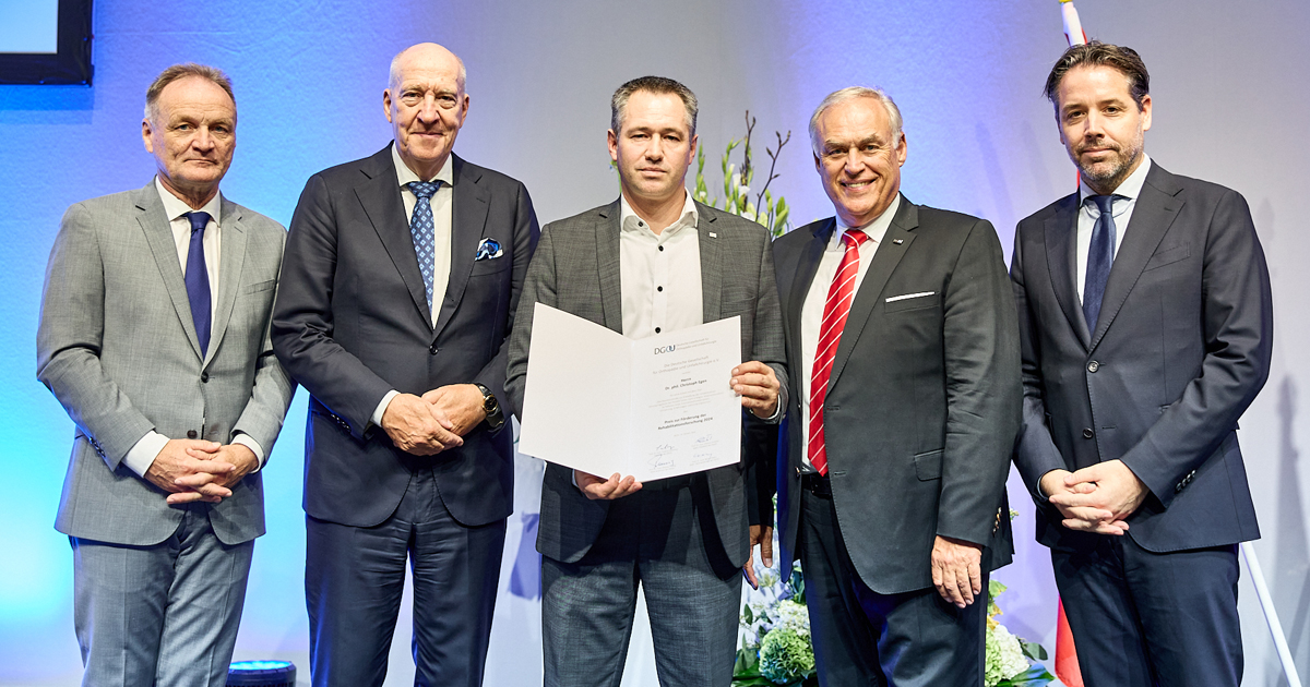 Dr. phil. Christoph Egen (Mitte) wird mit dem Preis zur Förderung der Rehabilitationsforschung der DGOU 2024 gewürdigt © Intercongress